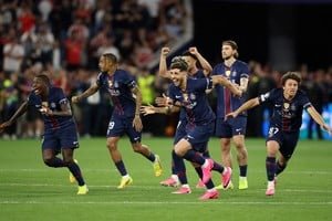 Jugadores del Paris Saint-Germain celebrando el título de la UEFA Champions League 2026 en el Puskas Arena de Budapest
