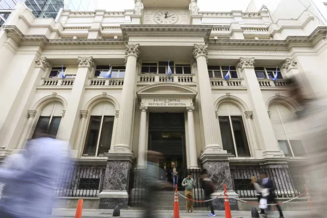 Personas frente a un banco cerrado durante un paro bancario