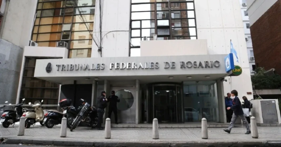 Trabajadores de la Justicia Federal en paro con carteles de reclamo salarial