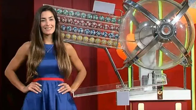 Boleto del Quini 6 y dinero en efectivo sobre fondo azul