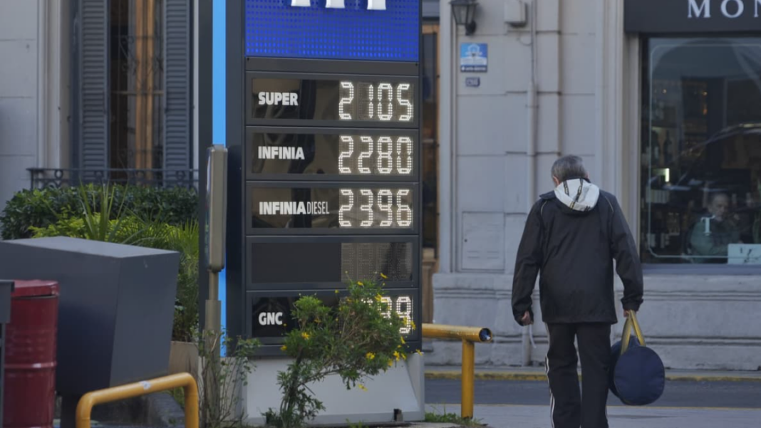 Surtidor de nafta en una estación de servicio de Rosario