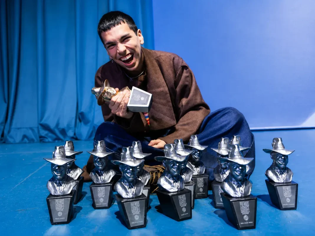 Milo J en el escenario del Teatro Coliseo durante los Premios Gardel 2026