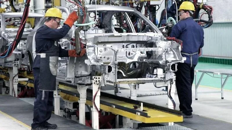 Línea de producción de autos en una terminal automotriz