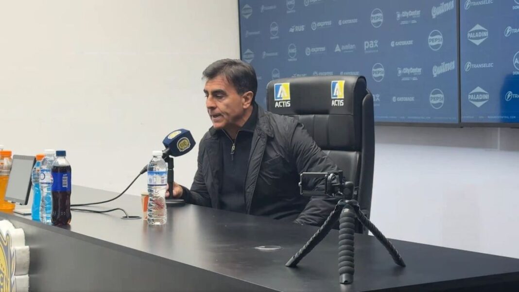 Gustavo Quinteros en la sala de prensa del Gigante de Arroyito