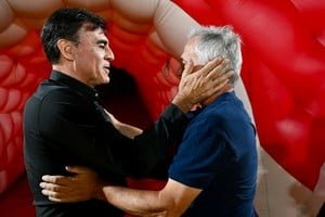 Gustavo Quinteros y Leonardo Madelón en el partido entre Independiente y Unión por la Copa Argentina
