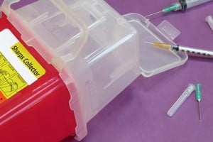 Vacuna con adyuvante de aluminio y jeringa