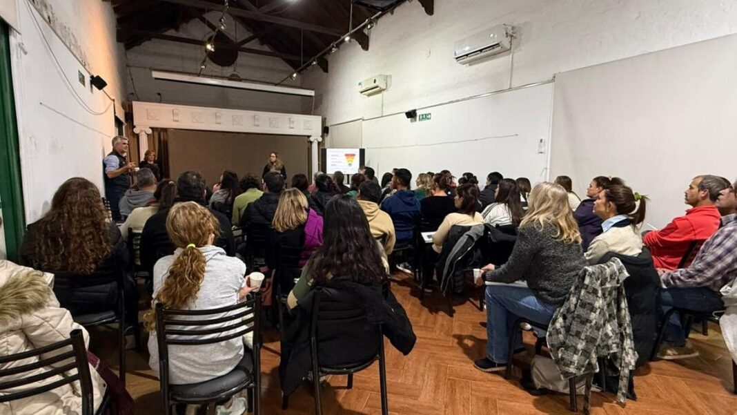 Emprendedores en una charla de capacitación en Roldán