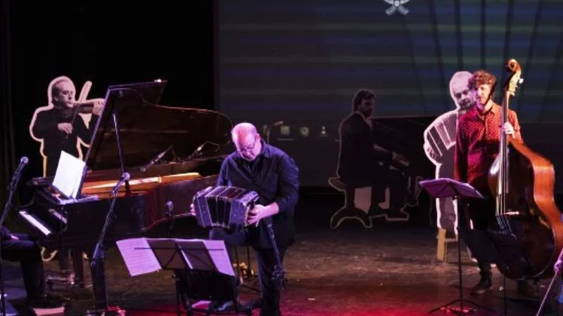 Escenario del Encuentro Metropolitano de Tango en Rosario con bailarines y músicos