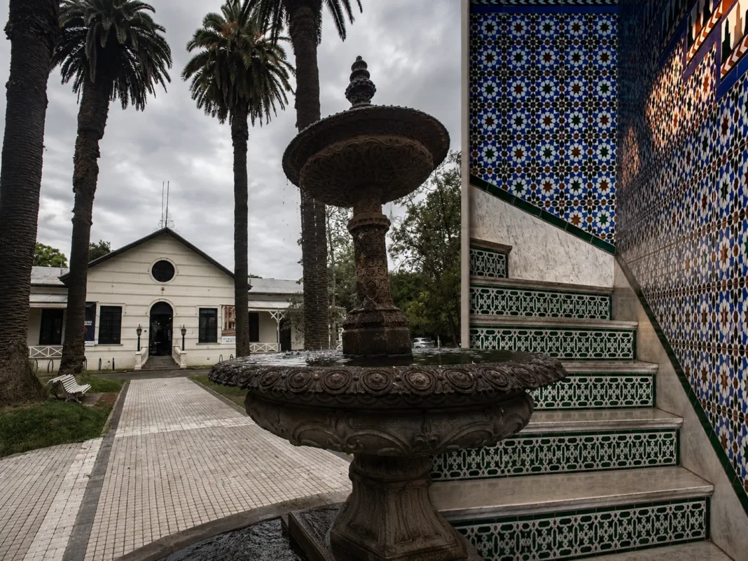 Azulejos decorativos en fachada de un edificio antiguo de Rosario