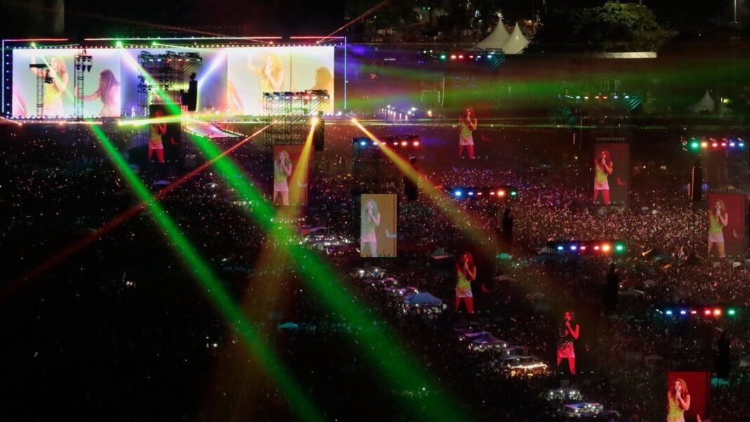 Shakira en el escenario de Copacabana frente a una multitud