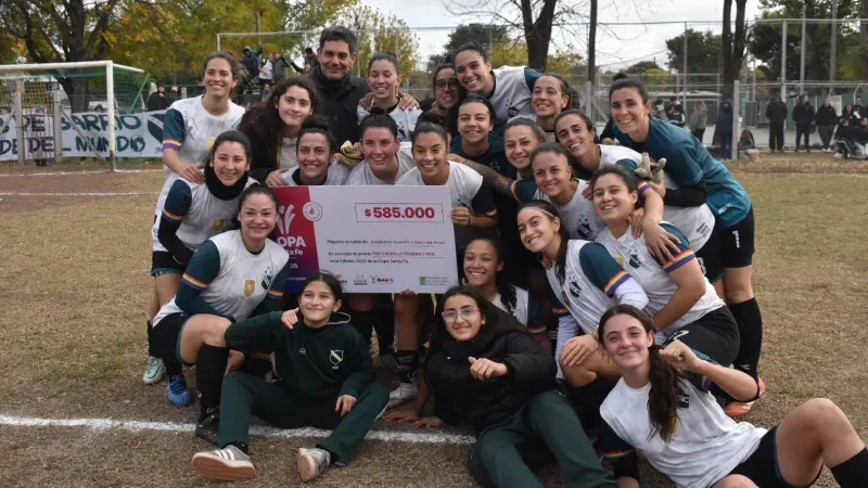 Partido de fútbol femenino entre Social Lux y Santa Catalina en barrio Ludueña