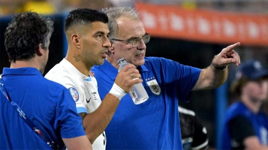 Luis Suárez y Marcelo Bielsa durante un partido de la selección uruguaya