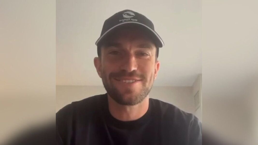 Tim Payne, defensor de la selección de Nueva Zelanda, sonriendo con la camiseta de su equipo