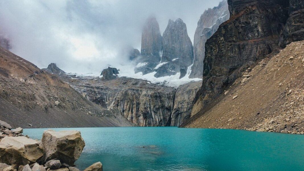 Vista del volcán Villarrica desde el lago en Pucón, Chile