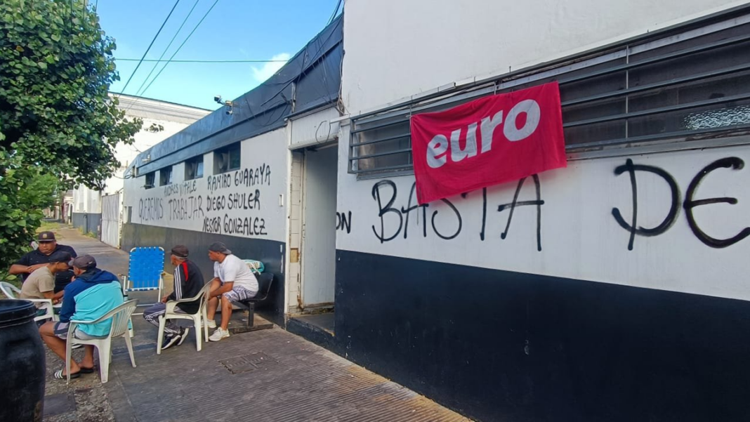 Trabajadores del Frigorífico Euro de Villa Gobernador Gálvez junto a instalaciones dañadas por robos