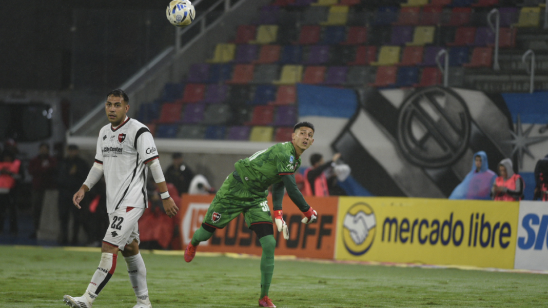 Frank Kudelka dirigiendo a Newell's Old Boys en un partido del torneo Apertura