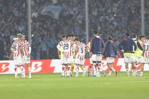 Jugadores de Unión de Santa Fe cabizbajos tras la derrota ante Belgrano en Córdoba