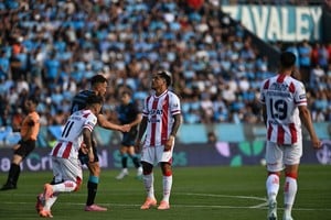 Jugadores de Unión en el campo de juego durante la previa del partido contra Belgrano por cuartos de final