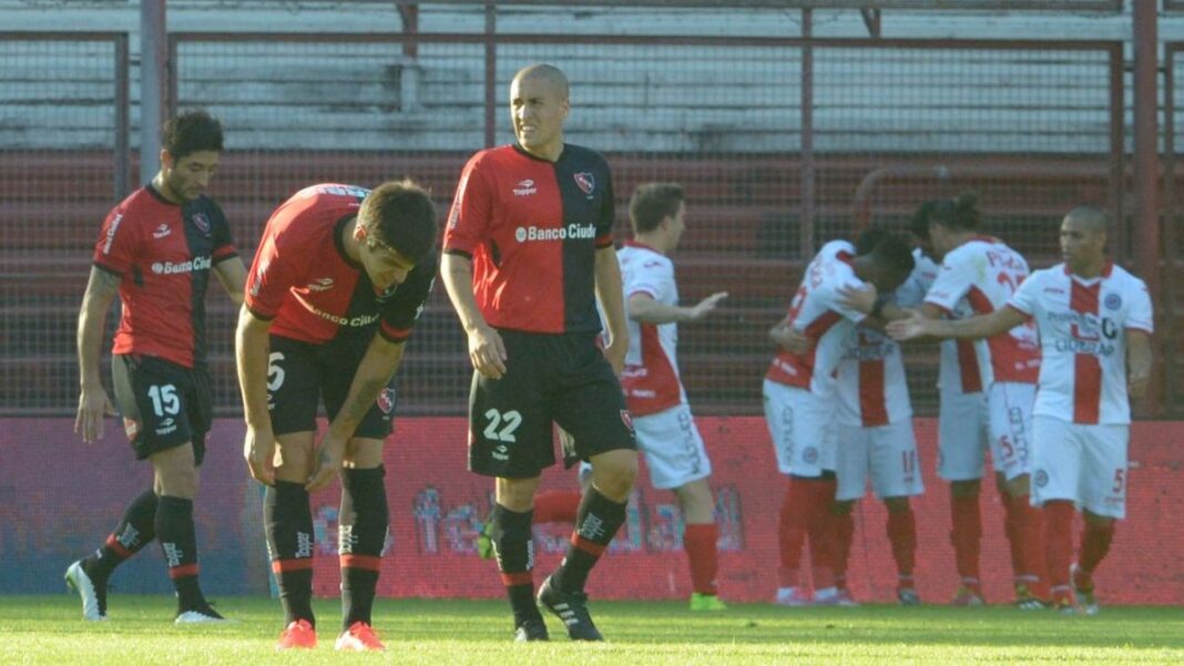 Volante de fútbol con camiseta de Newell's Old Boys