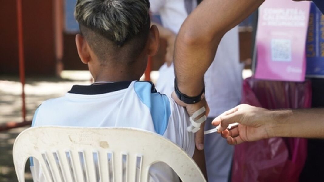 Niño recibiendo vacuna en centro de salud de Santa Fe