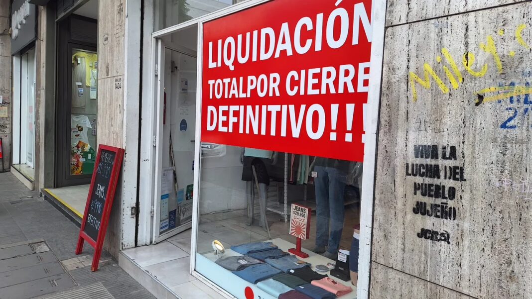 Vidriera vacía de un local comercial en Rosario con cartel de liquidación