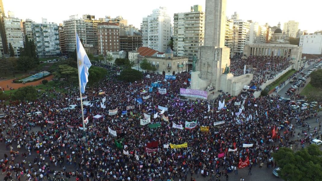 Mujeres marchando en Rosario con carteles de Ni Una Menos