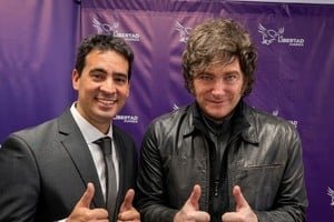 Adrián Ravier junto a Manuel Adorni y Fabián Fernández en la Casa Rosada