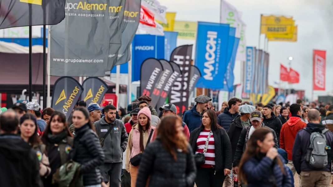 Stand de Santa Fe en Agroactiva 2026 con carteles de crédito y producción