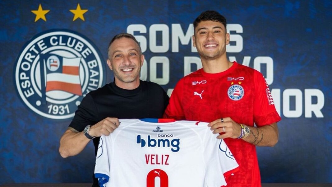 Alejo Veliz con la camiseta de Bahía