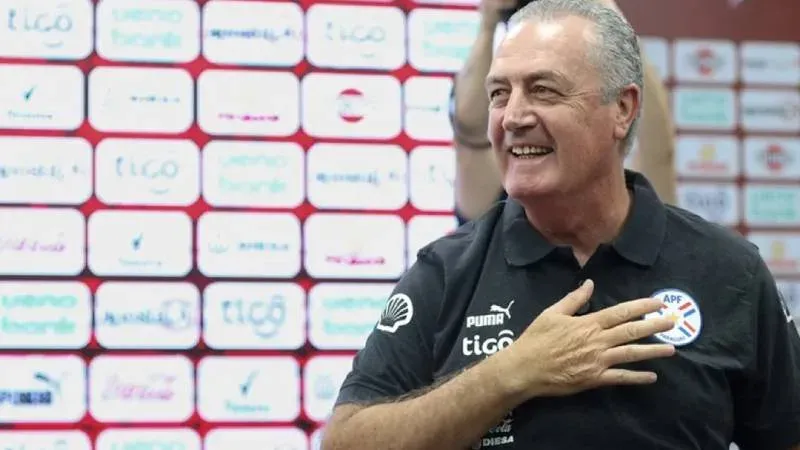 Gustavo Alfaro y Diego Gómez en conferencia de prensa de la Selección de Paraguay