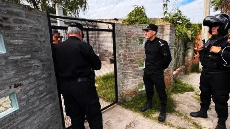 Fachada de escuela con personal policial en Santa Fe