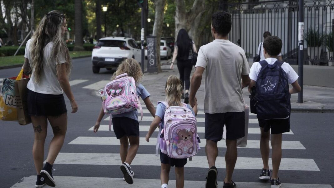 Persona usando una computadora para consultar el estado de los Vouchers Educativos