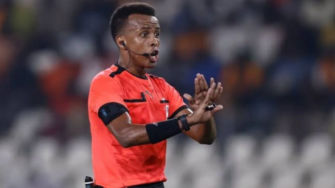 Árbitro somalí Omar Abdulkadir Artan con uniforme oficial