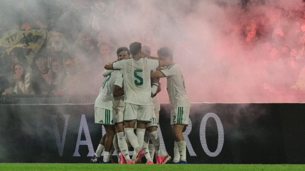 Jugadores de Argelia celebrando el gol ante Países Bajos en el Stadion Feijenoord