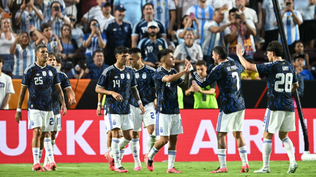 Jugadores de la selección argentina celebrando un gol durante un partido amistoso