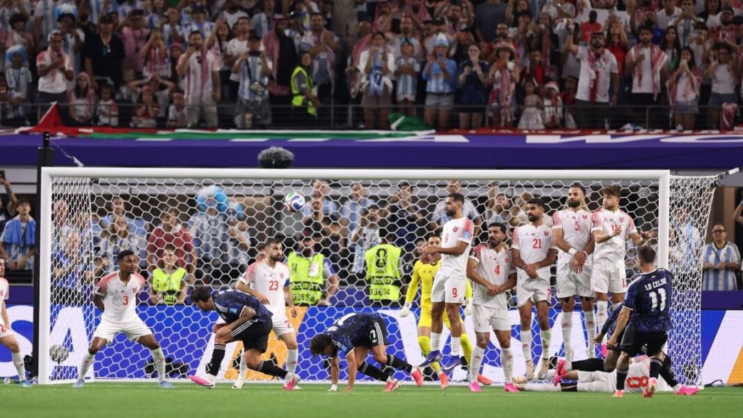 Lionel Messi celebra el gol de tiro libre ante Jordania en Dallas