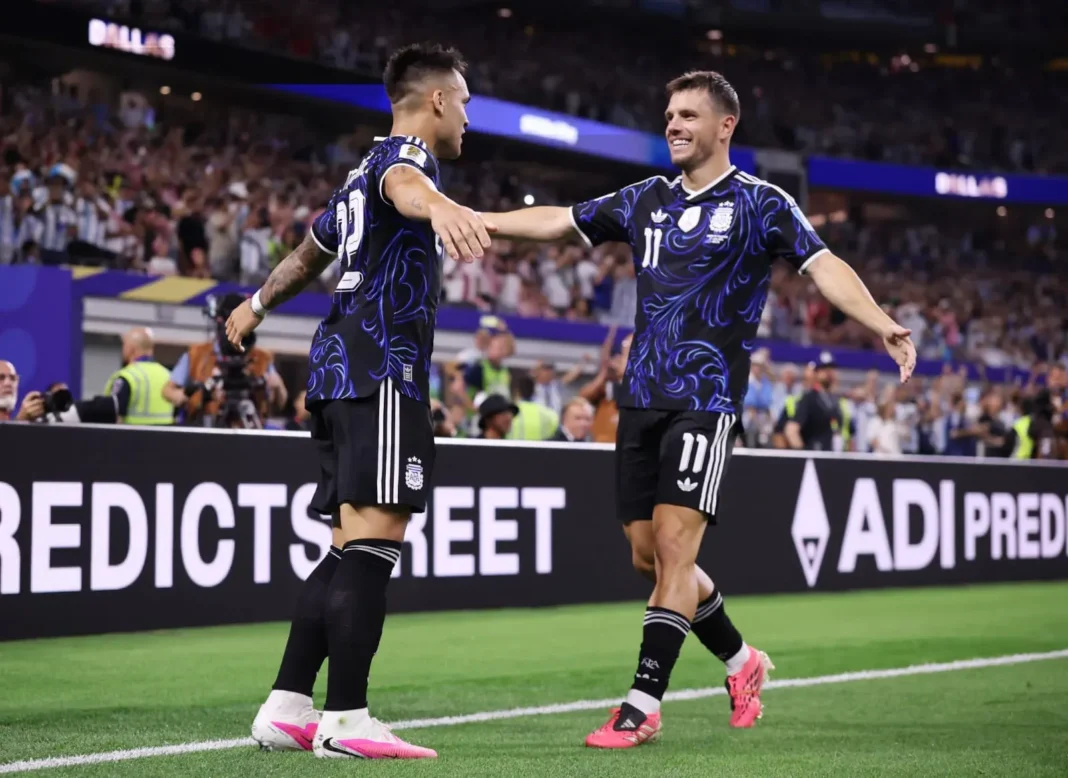 Jugadores argentinos celebrando un gol durante el partido contra Jordania en el Mundial 2026