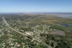 Vista de la costa de Arroyo Leyes con el agua cercana a las viviendas