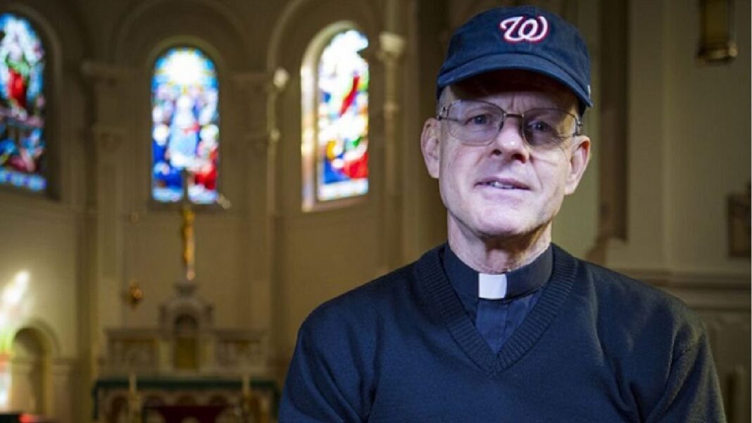 Cardenal Robert McElroy y monseñor Stephen Rossetti en contexto de destitución