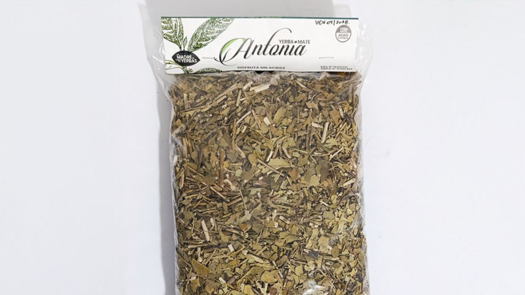 Envase de yerba mate con etiqueta de prohibición de Assal en Santa Fe