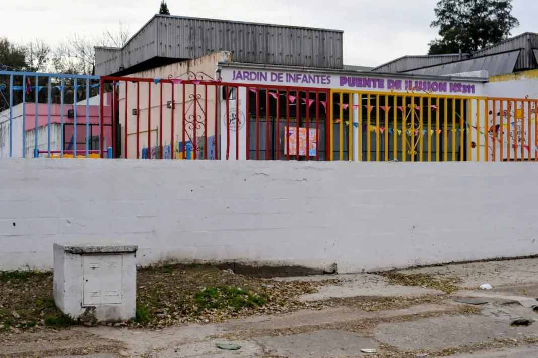 Entrada del jardín de infantes en Berrini 2256, barrio Rucci
