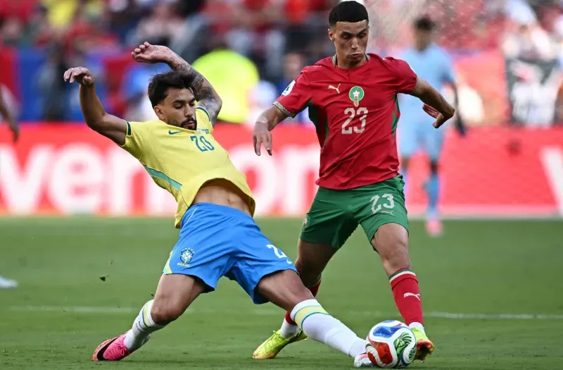 Jugadores de Brasil y Marruecos disputando el balón en el partido del Mundial