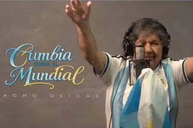 Cacho Deicas cantando en un escenario