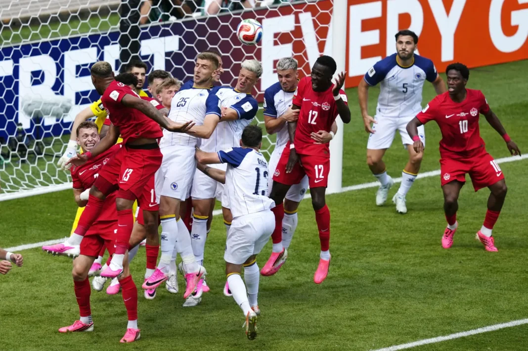 Jugadores de Canadá y Bosnia disputan el balón durante el partido del Grupo B en el Toronto Stadium
