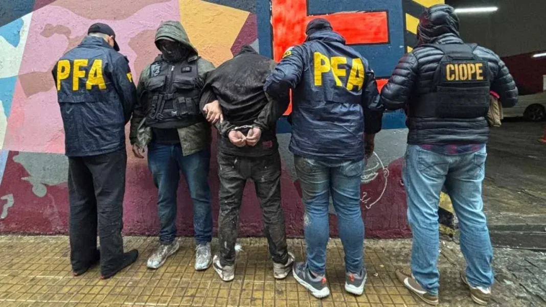 Efectivos de la Policía Federal Argentina durante la detención de Andrés Acosta en la Ciudad de Buenos Aires