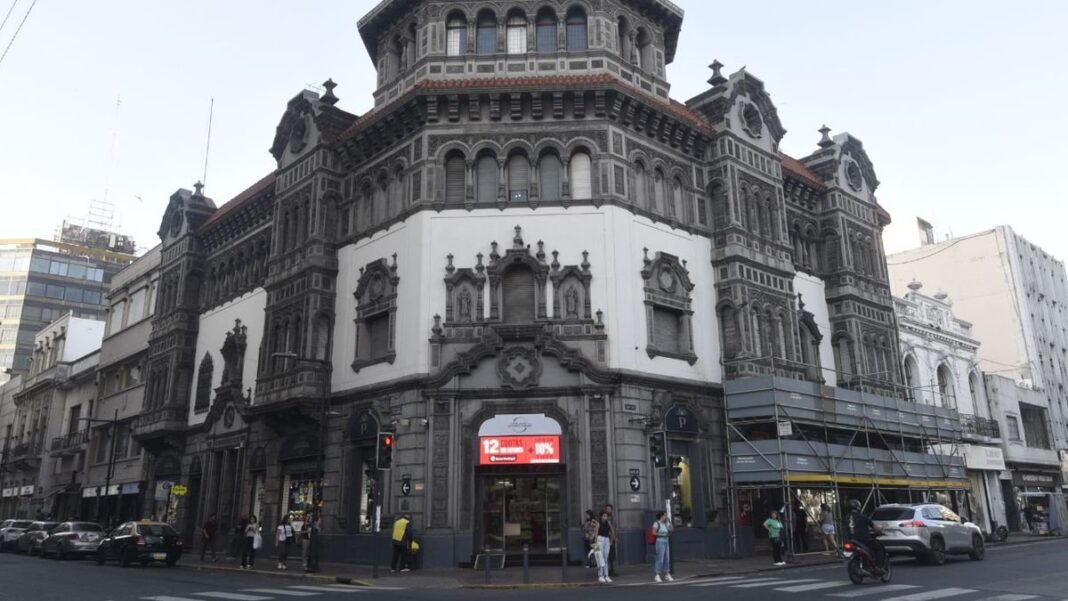 Fachada de la Casa Fracassi en Rosario durante restauración