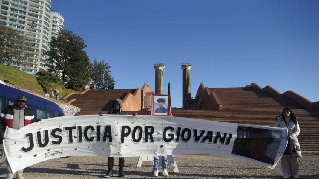 Fotografía de la familia de Giovani Mvogo Eteme durante una protesta por justicia