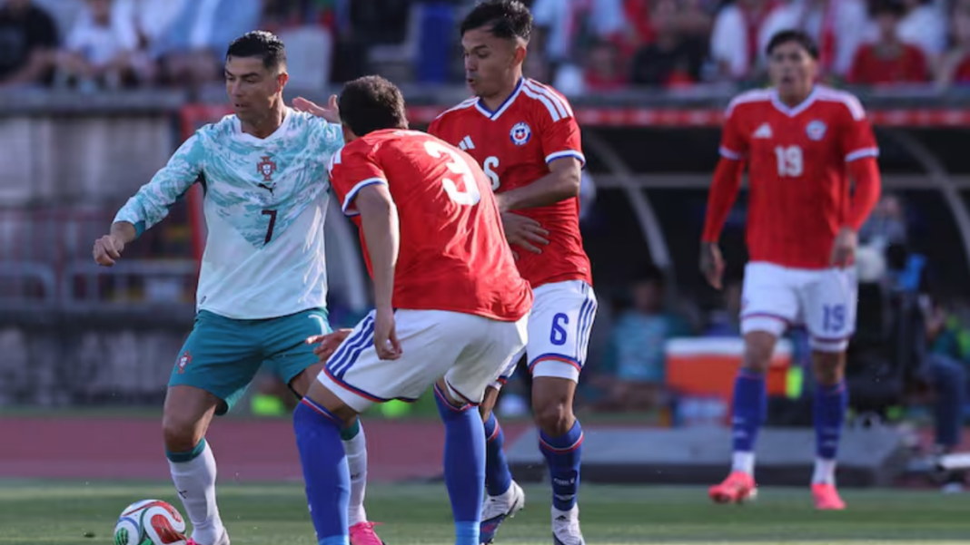 Vicente Pizarro con la camiseta de Chile durante el amistoso contra Portugal