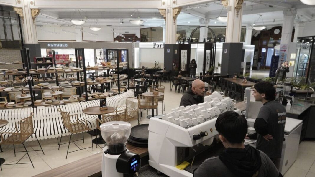 Interior del edificio La Favorita con el Café Mokka en el hall central