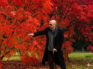 Carlos El Indio Solari en el jardín de su casa con lentes oscuros y bastón